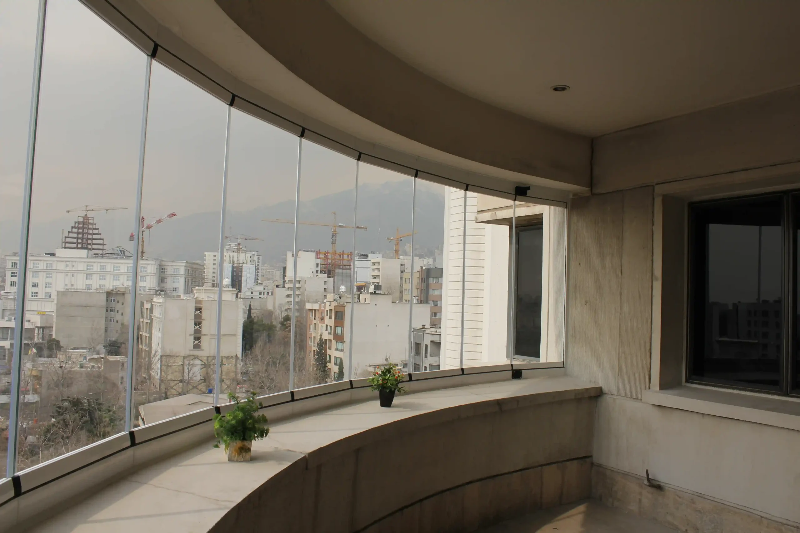 خرید و اجرای شیشه بالکن در تهران